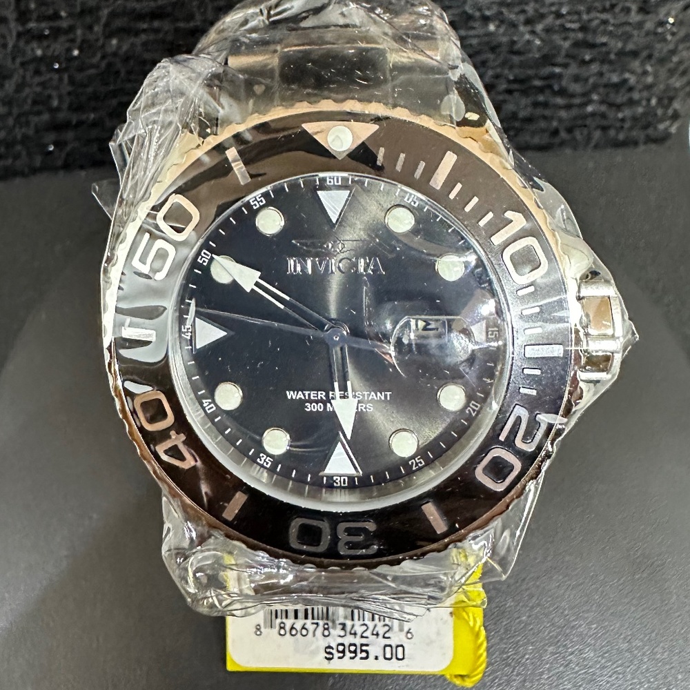 Men's (NWT) Black Face Golow in the Dark Hands with Silver Bracelet Divers Watch